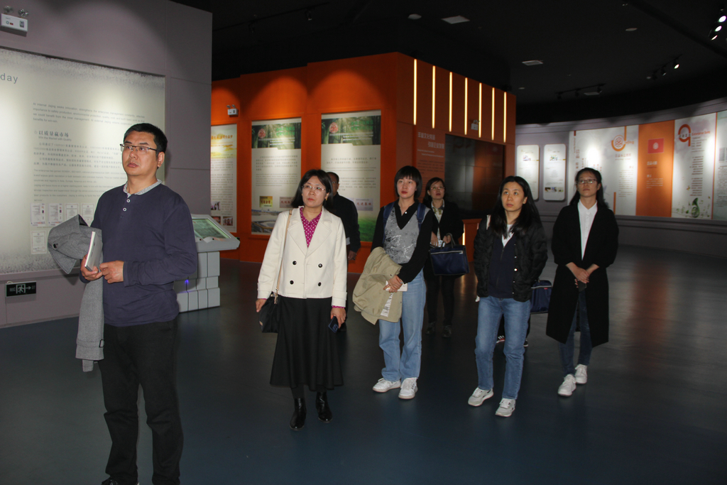 省標(biāo)準(zhǔn)化研究院及市區(qū)有關(guān)領(lǐng)導(dǎo)來(lái)潔晶進(jìn)行專(zhuān)標(biāo)融合調(diào)研