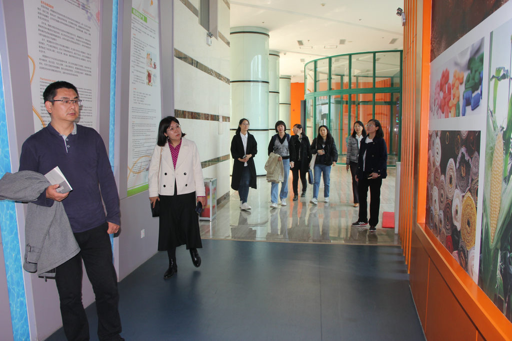 省標(biāo)準(zhǔn)化研究院及市區(qū)有關(guān)領(lǐng)導(dǎo)來(lái)潔晶進(jìn)行專(zhuān)標(biāo)融合調(diào)研