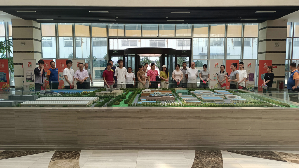 20240817潔晶集團舉行2024年職工子女高考獎學金發放儀式3